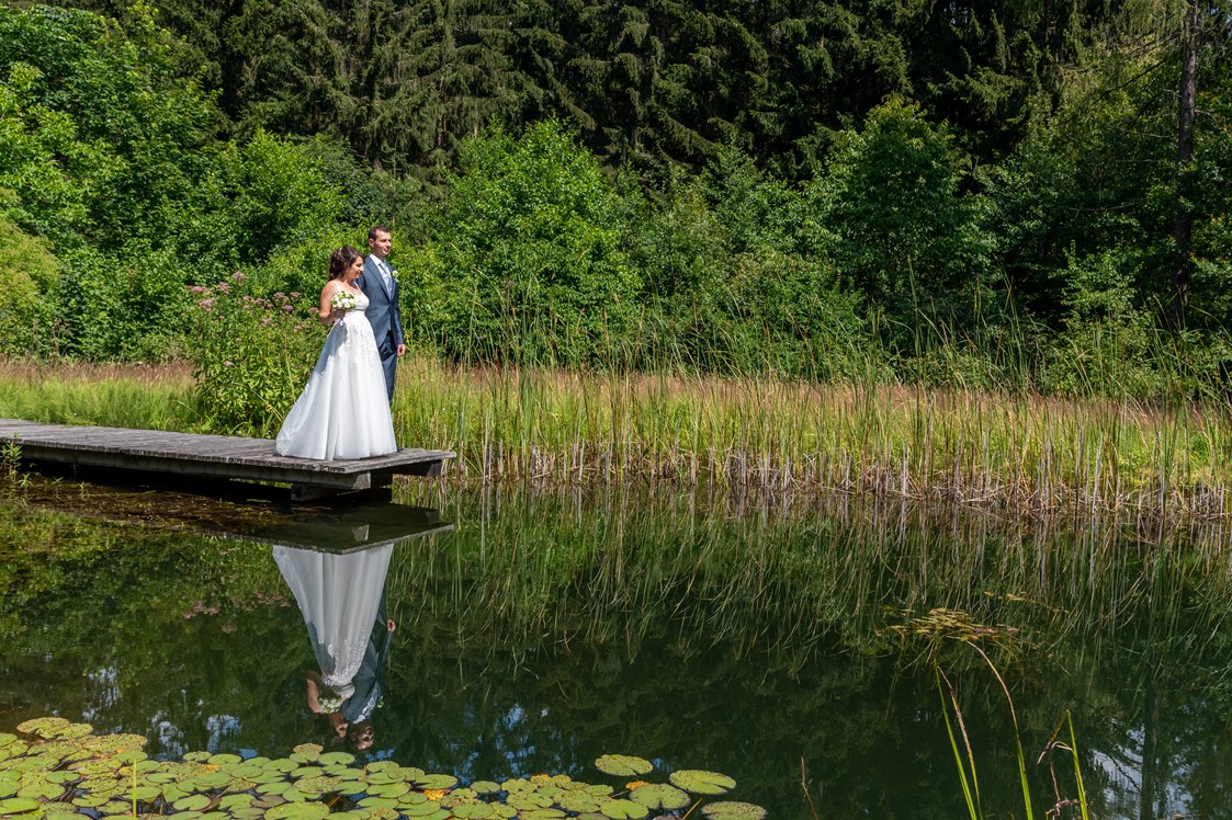 Hochzeit: Der kleine Teich eignet sich ideal für unvergessliche Hochzeitsfotos. - Eidenberger Alm