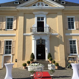 Hochzeit: Schlossvorhof - weiße Tauben - Golf-Club Schloss Miel