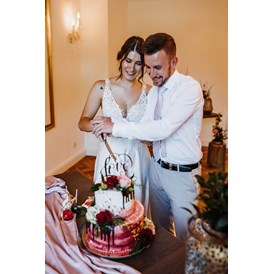Hochzeit: Torte anschneiden im Salon Freisaal - ARCOTEL Castellani Salzburg
