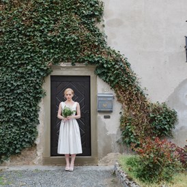 Hochzeit: Braut-Aufnahmen im Schlosshof - Schlosshotel Mailberg
