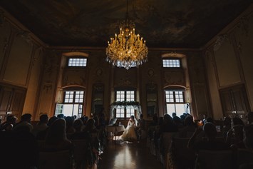 Hochzeit: Eine standesamtliche Trauung im Spiegelsaal. - Neues Schloss Meersburg