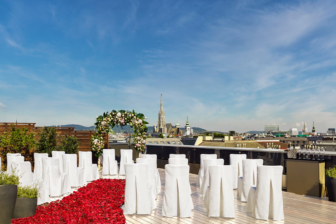 Hochzeit: Atmosphere Rooftop Bar im Sommer - Standesamtliche oder Freie Trauung - The Ritz-Carlton, Vienna