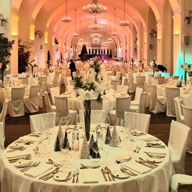 Hochzeit: Galatische und Stühle mit Hussen in Blickrichtung Bühne in der Orangerie  - Schloss Schönbrunn Orangerie und Apothekertrakt 