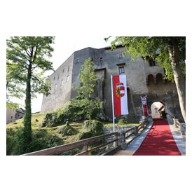 Hochzeit: Burg Golling - Burgaufgang - Burg Golling