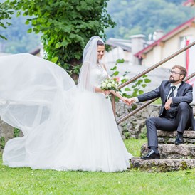 Hochzeit: Brautpaar im Burggarten - Burg Golling