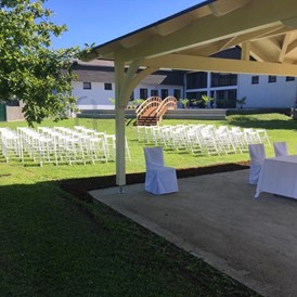Hochzeit: Gartenansicht mit Pavillon und Sesseln - Donauhof Zwentendorf