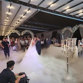 Hochzeit: Traumhafter 1. Tanz, begleitet von Nebel und einem Feuerwerk. 
 - BY-Eventcenter