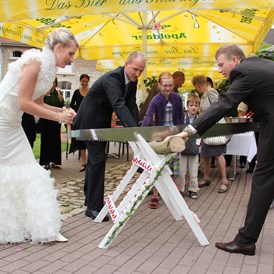 Hochzeit: Traditionelles Holzsägen auf der Hotelterrasse  - Hotel am Schloß Apolda