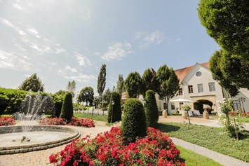 Hochzeit: Schlossgarten des Weinschloss Thaller mit Springbrunnen - Weinschloss Thaller