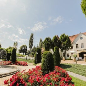 Hochzeit: Schlossgarten des Weinschloss Thaller mit Springbrunnen - Weinschloss Thaller