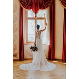 Hochzeit: Braut vor der Trauung im Turmzimmer des Weinschloss Thaller - Weinschloss Thaller