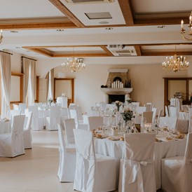 Hochzeit: Festsaal für die Tafel im Weinschloss Thaller - Weinschloss Thaller