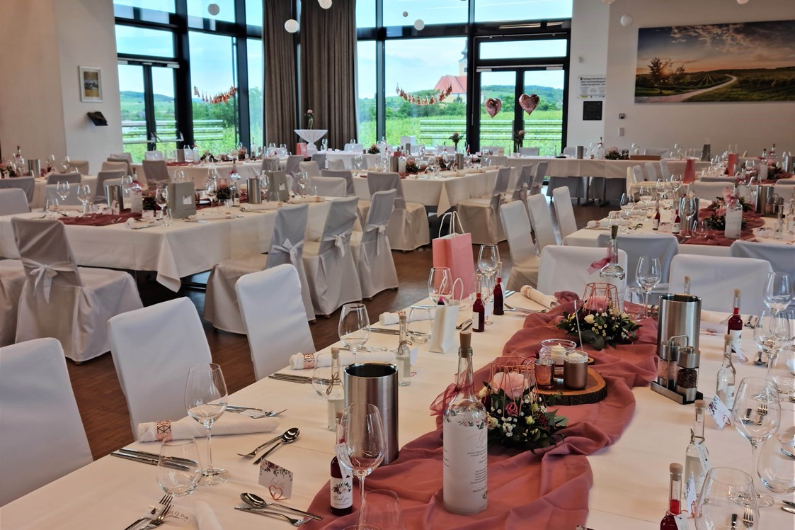 Hochzeit: Hochzeitstafel mit Tischgruppen/ Festsaal - W4 - Wein l Genuss l Kultur