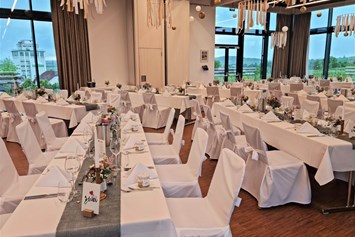 Hochzeit: Hochzeitstafel Fischgräte/ Festsaal - W4 - Wein l Genuss l Kultur