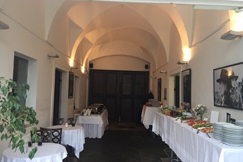 Hochzeit: Vorspeisenbuffet im FOYER oder auch gerne zu Tisch eingestellt - Schloss Events Enns