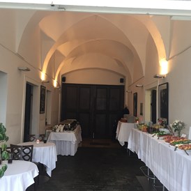 Hochzeit: Vorspeisenbuffet im FOYER oder auch gerne zu Tisch eingestellt - Schloss Events Enns