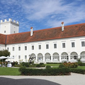 Hochzeit: Freie Trauung im Garten - Schloss Events Enns