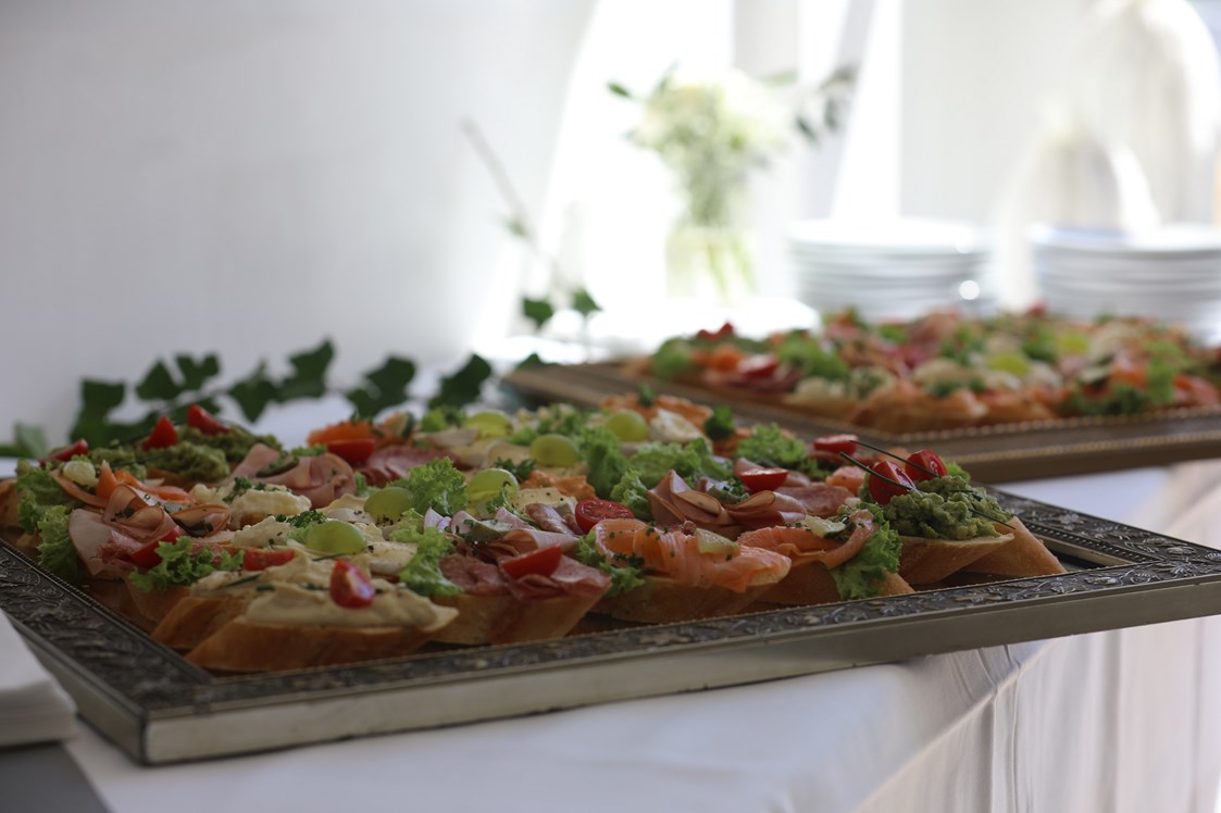 Hochzeit: Gerne servieren wir Canapés und kleine Häppchen zur Mittagsagape  - Schloss Events Enns