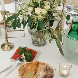 Hochzeit: Vorspeisen werden auf Wunsch gerne auf die Tische eingestellt

Mozarella Caprese mit Basilikumpesto - Schloss Events Enns