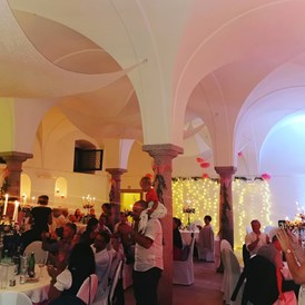 Hochzeit: Partystimmung im Hochzeitssaal - Schloss Events Enns