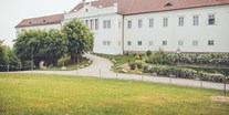 Hochzeit - Umgebung: am Fluss - Oberösterreich - Schlossansicht vom Park aus - Schloss Events Enns