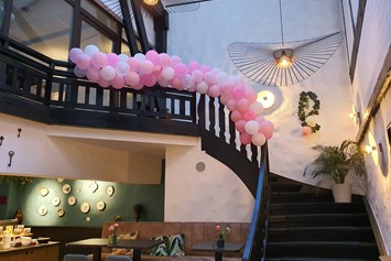 Hochzeit: Treppenaufgang zur Tenne - Landhaus Danielshof
