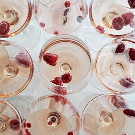 Hochzeit: Als Aperitif empfehlen wir unseren Rosé-Frizzante mit frischen Beeren! - WEINGUT & WEINBLICK Grafinger