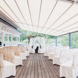 Hochzeit: Für eine Trauung unter freiem Himmel bietet das Hotel & Restaurant DRESEL eine überdachte Terrasse mit Weitblick. - Hotel & Restaurant DRESEL