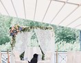 Hochzeit: Für eine Trauung unter freiem Himmel bietet das Hotel & Restaurant DRESEL eine überdachte Terrasse mit Weitblick. - Hotel & Restaurant DRESEL