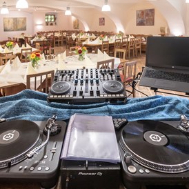 Hochzeit: Eure Hochzeit mit DJ und Tanz bis in die frühen Morgenstunden. - Schlossgut Gundersdorf