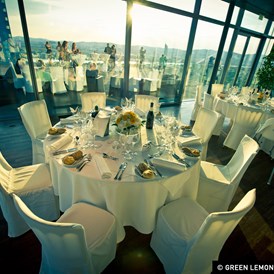 Hochzeit: Runde Tische im Innenbereich der Wolke21 mit Blick auf Wien. - wolke21 im Saturn Tower