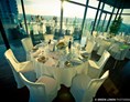 Hochzeit: Runde Tische im Innenbereich der Wolke21 mit Blick auf Wien. - wolke21 im Saturn Tower