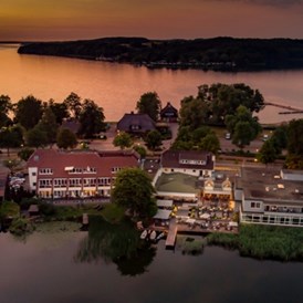 Hochzeit: Außenansicht des Hotels mit Blick vom Küchensee. - Hotel Der Seehof  - Das Hotel im See