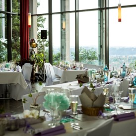 Hochzeit: Das Schloßcafe Prina mit seinen lichtdurchfluteten Glasfronten. - Heiraten auf Schloss Sonnenstein | Schloßcafé Pirna
