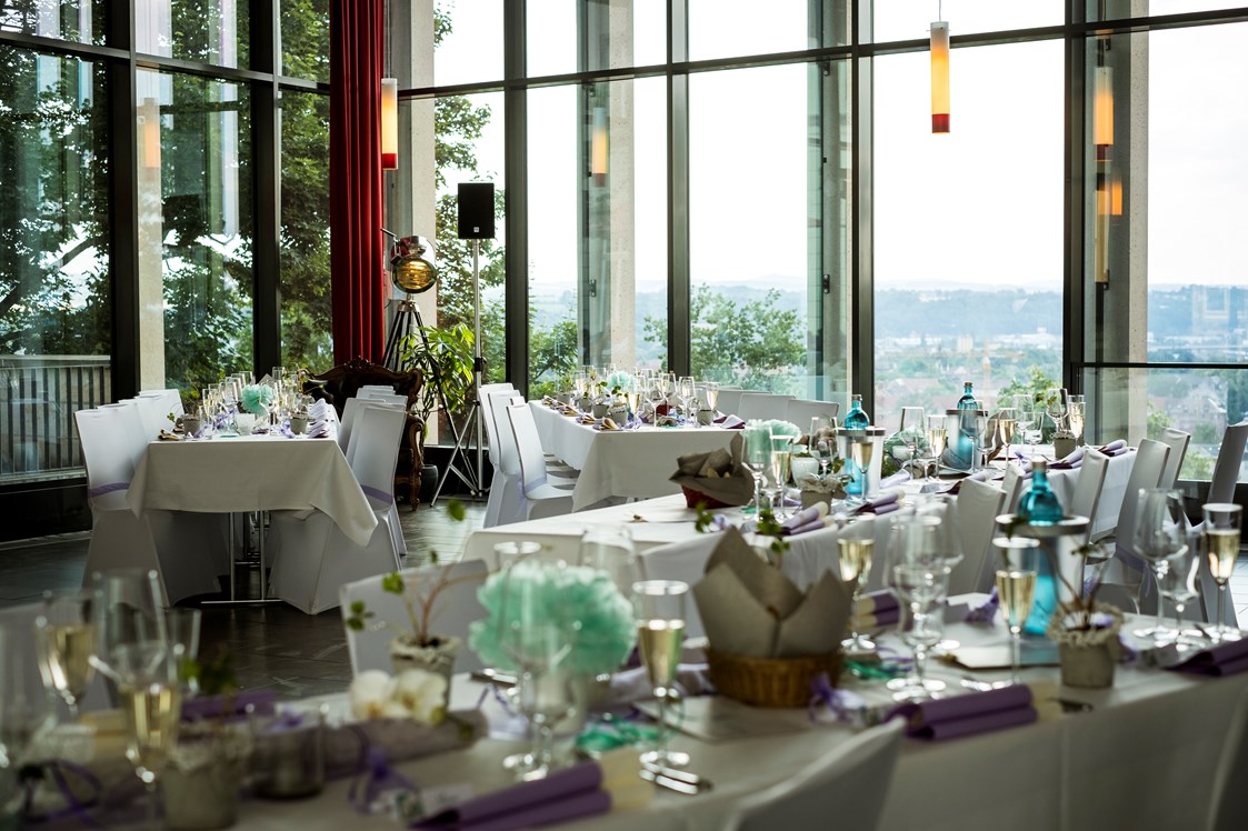 Hochzeit: Das Schloßcafe Prina mit seinen lichtdurchfluteten Glasfronten. - Heiraten auf Schloss Sonnenstein | Schloßcafé Pirna