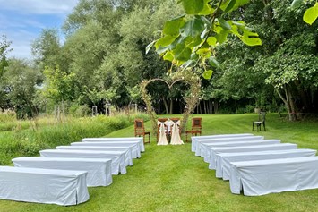 Hochzeit: Zeremonie vorm Rosenherz - Vedahof - Gramastetten