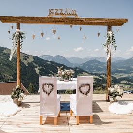 Hochzeit: Platz der Trauung mit wunderschöner Aussicht - jezz AlmResort Ellmau