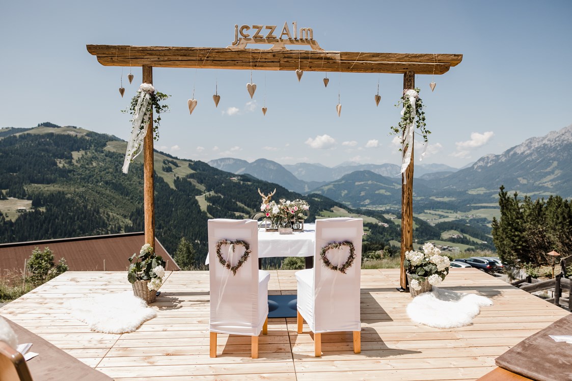 Hochzeit: Platz der Trauung mit wunderschöner Aussicht - jezz AlmResort Ellmau