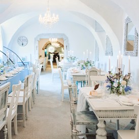 Hochzeit: Der Festsaal im Gewölbe des Himmelblau. - Himmelblau Rust - Hochzeit im Vintage Haus