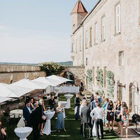 Hochzeit: Die grüne Terrasse der Burg Stettenfels eignet sich ideal für den Empfang oder eine Geschenketisch. - Burg Stettenfels