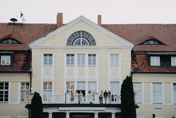 Hochzeit: Die Terrasse des Schloss Wulkow eignet sich ideal um ein wenig Frischluft während der Hochzeitsfeier zu schnappen. Genießen Sie den tollen Ausblick von der Terrasse in den Schlosspark. - Schloss Wulkow