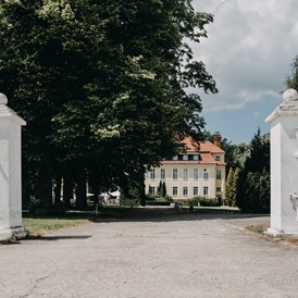 Hochzeit: Die Schlossanlage Wulkow lädt zu einer Trauung ins Freie. - Schloss Wulkow