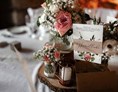 Hochzeit: Viele Liebe zum Details und die geschickten Hände des Servicepersonal machen eure Hochzeitsfeier einzigartig. - JUNGHOF Weingut & Gutsgastronomie