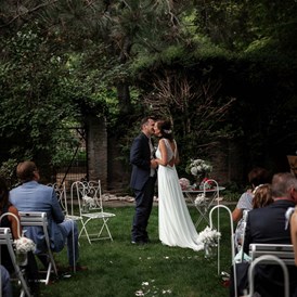 Hochzeit: Der Erste Kuss als Vermähltes Paar inmitten der großen Gartenlandschaft des Junghof in Undenheim. - JUNGHOF Weingut & Gutsgastronomie