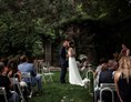 Hochzeit: Der Erste Kuss als Vermähltes Paar inmitten der großen Gartenlandschaft des Junghof in Undenheim. - JUNGHOF Weingut & Gutsgastronomie