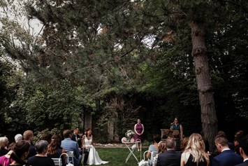 Hochzeit: Der riesiege Garten bietet ausreichend Schatten für eine Trauung an sonnenreichen Tagen. - JUNGHOF Weingut & Gutsgastronomie