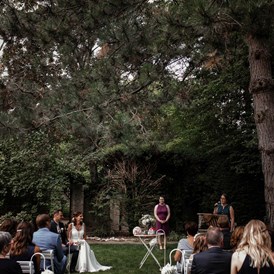 Hochzeit: Der riesiege Garten bietet ausreichend Schatten für eine Trauung an sonnenreichen Tagen. - JUNGHOF Weingut & Gutsgastronomie