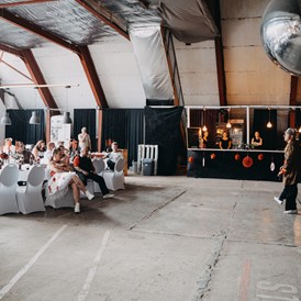 Hochzeit: Der Event Hangar bietet ausreichend Platz für Gäste, Tanzfläche oder artistische Showeinlagen. - Event Hangar - Flugplatz Werneuchen