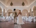 Hochzeit: Der Marmorsaal mit seiner beeindruckenden Deckenhöhe und der damit verbundene Gartensaal wurden im Jahr 2016 aufwändig renoviert und stehen nun zusammen mit dem direkt angrenzenden Schlosspark als einzigartige Hochzeitslocation zur Verfügung.  - Palais Schloss Wachenheim
