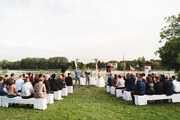 Hochzeit: Eine Hochzeitsfeier direkt am Rheinufer. - Burg Crass Hotel & Eventlocation Eltville